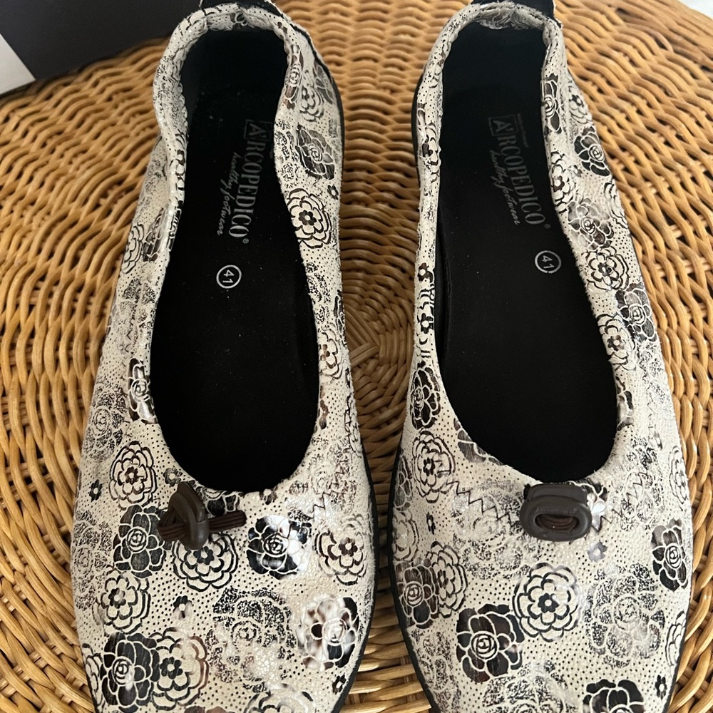 Arcopedico Cream and Black Floral Flats